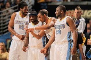 穆罕默德·萨拉赫因表现不佳和言论引发争议，被利物浦球迷认为职业生涯已结束，可能告别俱乐部。（状态低迷与言论风波，萨拉赫遭利物浦球迷视为生涯将尽，或告别红军）