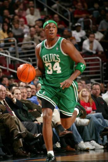 伊宁队问鼎2025年“喀什杯”李景亮现身现场和球员共跳新疆舞庆祝（2025年“喀什杯”伊宁队夺冠，李景亮到场与球员共跳新疆舞庆祝）