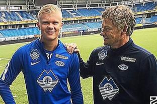 4球1助攻！25岁非洲天才边锋闪耀英超，超级香饽饽，3大豪门抢疯了（英超掀起风暴：25岁非洲飞翼独造5球，三大豪门竞相争夺）