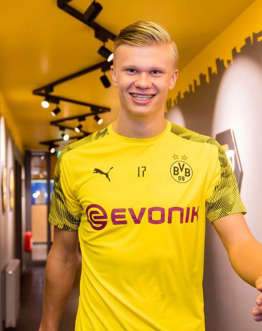 跋涉近18小时，15岁小球迷在球场外山上直播解说解放者杯决赛