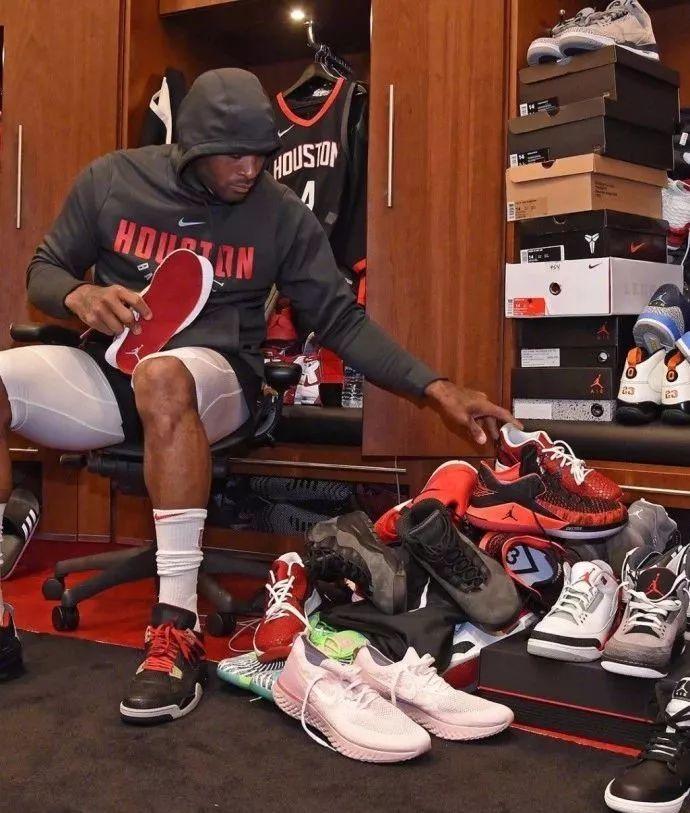 欧文突破两人防守命中三分（欧文突围双人夹击后外线命中三分）